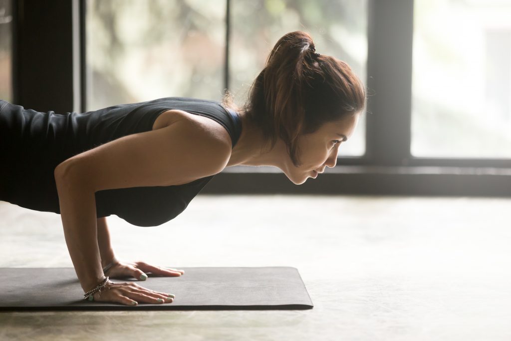 Chaturanga Dandasana, 6a posizione del Saluto al sole. 