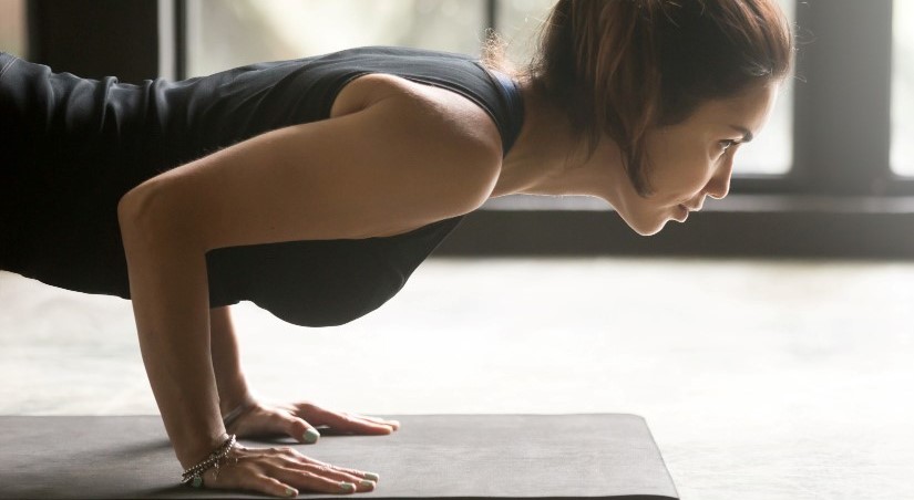 chaturanga posizioni yoga
